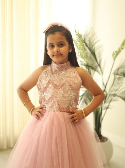 صورة فستان سهرة لحمي انيق تطريز على الصدر ونفاش تل